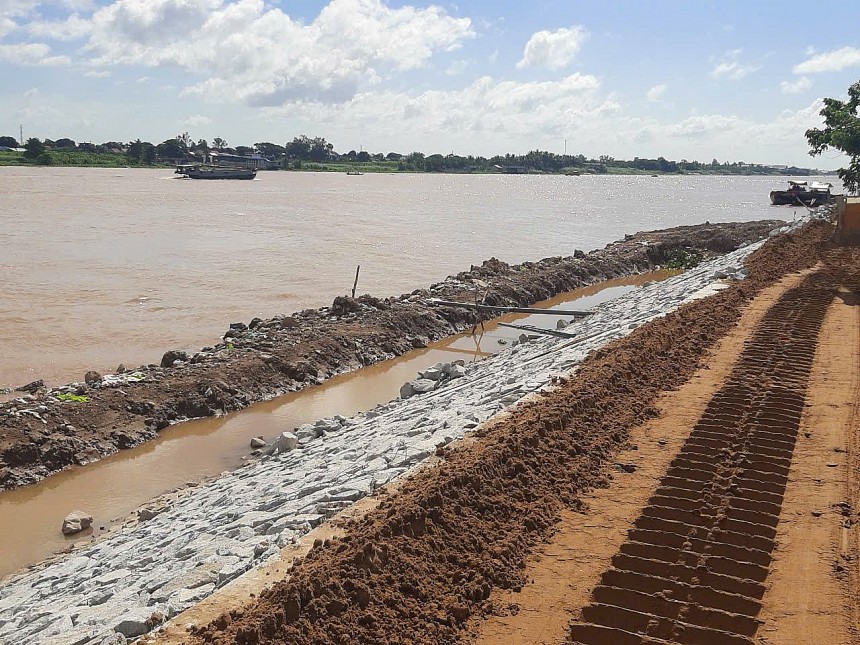 Để ứng phó trước tình trạng sạt lở đất, dẫn đến xâm nhập mặn, nhiều địa phương miền Tây Nam Bộ đã triển khai song song nhiều công trình phòng thủ “cứng” kết hợp với các giải pháp “mềm” Để ứng phó trước tình trạng sạt lở đất, dẫn đến xâm nhập mặn, nhiều địa phương miền Tây Nam Bộ đã triển khai song song nhiều công trình phòng thủ “cứng” kết hợp với các giải pháp “mềm”