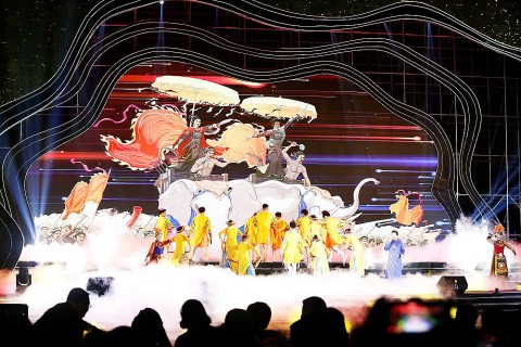 Rực rỡ sắc màu đêm khai mạc Festival Hoa Mê Linh lần thứ 2 năm 2024