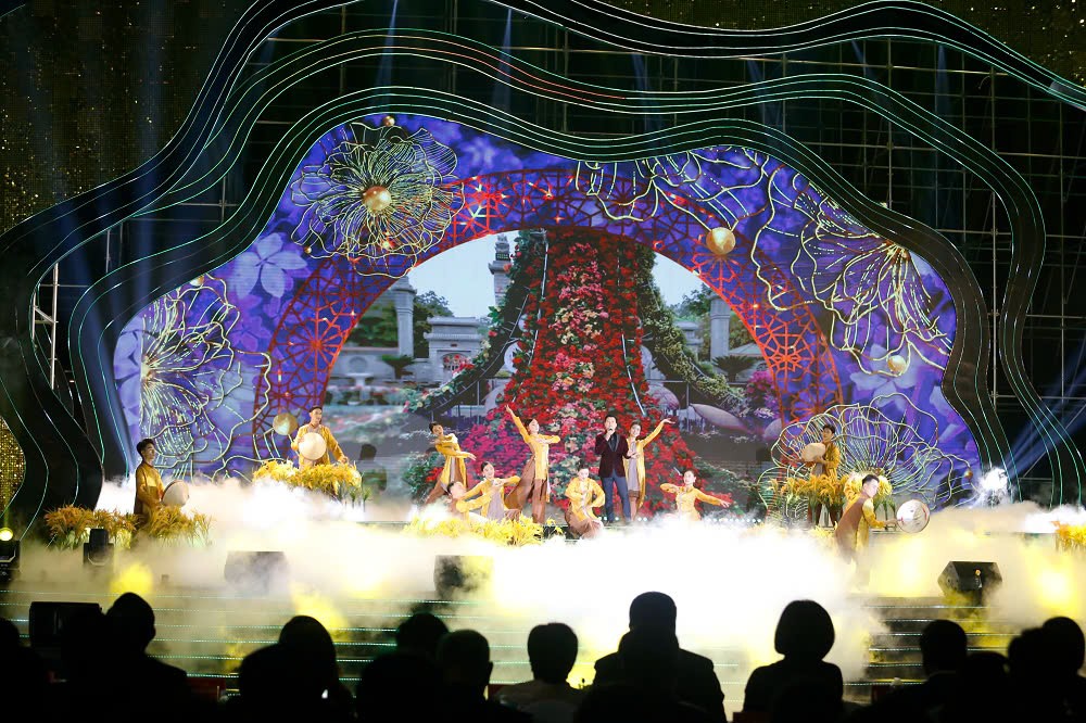 Rực rỡ sắc màu đêm khai mạc Festival Hoa Mê Linh lần thứ 2 năm 2024 Rực rỡ sắc màu đêm khai mạc Festival Hoa Mê Linh lần thứ 2 năm 2024