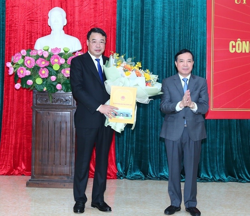 Đồng chí Lại Thế Nguyên, Phó Bí thư Thường trực Tỉnh ủy, Chủ tịch HĐND tỉnh, Trưởng Đoàn ĐBQH tỉnh trao quyết định và tặng hoa chúc mừng tân Giám đốc Sở Công Thương.