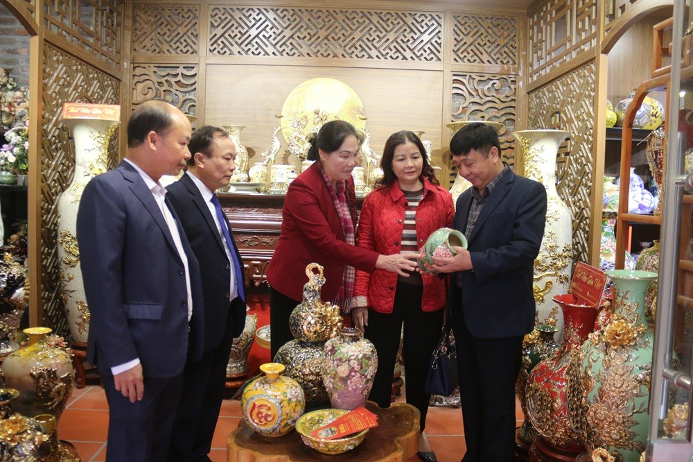 Ngành sản xuất và xuất khẩu gốm sứ đóng vai trò quan trọng trong nền kinh tế, đây là ngành nghề truyền thống đã tồn tại hàng nghìn năm và có những sự đóng góp lớn vào sự phát triển kinh tế, văn hóa nước ta. Ngành sản xuất và xuất khẩu gốm sứ đóng vai trò quan trọng trong nền kinh tế, đây là ngành nghề truyền thống đã tồn tại hàng nghìn năm và có những sự đóng góp lớn vào sự phát triển kinh tế, văn hóa nước ta.