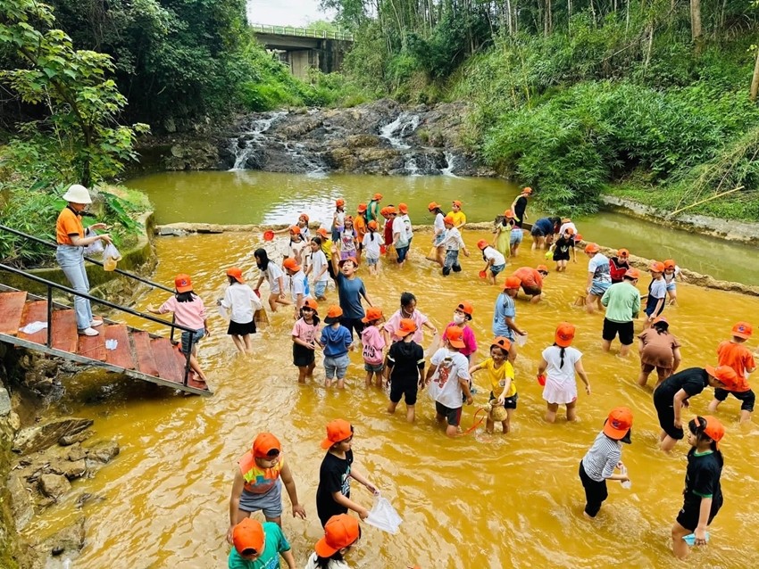 Học sinh trải nghiệm thu hoạch thủy sản ở Homestay Gee Garden (xã Bình Thành)  Học sinh trải nghiệm thu hoạch thủy sản ở Homestay Gee Garden (xã Bình Thành)