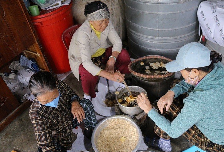 Tại cơ sở làm bánh khô mè thôn Quang Châu (TP. Đà Nẵng) đang tất bật đỏ lửa ngày đêm để làm ra những chiếc bánh đặc sản, phục vụ thị trường Tết Nguyên đán 2025. Tại cơ sở làm bánh khô mè thôn Quang Châu (TP. Đà Nẵng) đang tất bật đỏ lửa ngày đêm để làm ra những chiếc bánh đặc sản, phục vụ thị trường Tết Nguyên đán 2025.