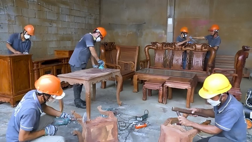 Quá trình tạo tác sản phẩm nội thất được thực hiện bởi những người thợ mộc tâm huyết với nghề của Trần Gia Quá trình tạo tác sản phẩm nội thất được thực hiện bởi những người thợ mộc tâm huyết với nghề của Trần Gia