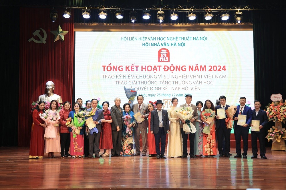 Người thi sĩ gieo những vần thơ bằng trái tim nhiệt huyết Người thi sĩ gieo những vần thơ bằng trái tim nhiệt huyết