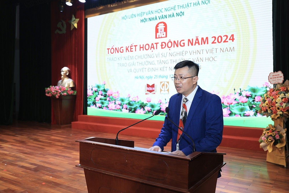 Người thi sĩ gieo những vần thơ bằng trái tim nhiệt huyết Người thi sĩ gieo những vần thơ bằng trái tim nhiệt huyết