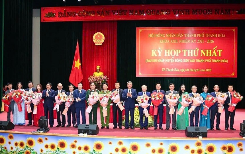 Tặng hoa chúc mừng Chủ tịch, các phó Chủ tịch và Ủy viên UBND thành phố Thanh Hóa