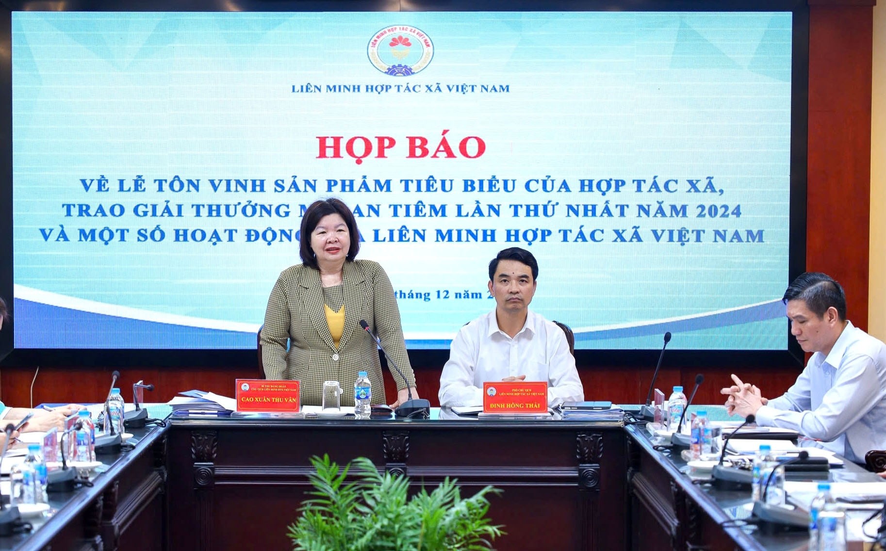 Chủ tịch Liên minh HTX Việt Nam Cao Xuân Thu Vân phát biểu. Chủ tịch Liên minh HTX Việt Nam Cao Xuân Thu Vân phát biểu.