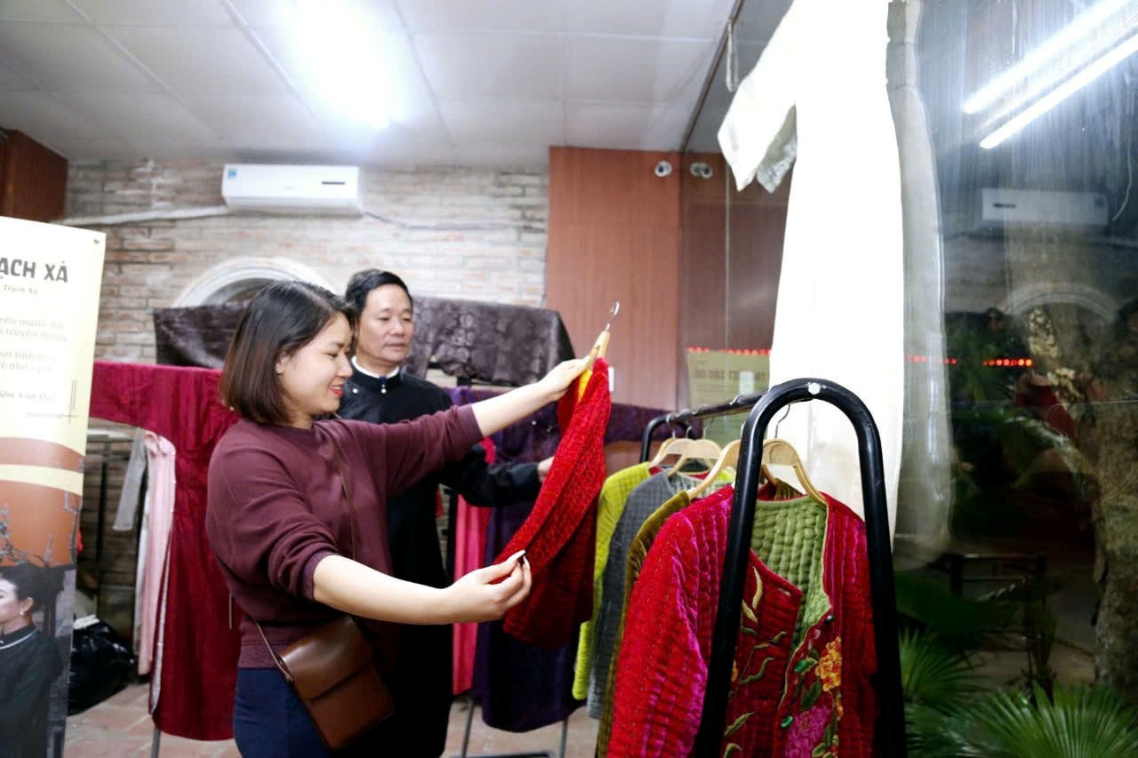 Ngoài áo dài, người Trạch Xá còn làm áo trần bông có thêm các họa tiết theo tay tinh tế gợi nhớ về phong cách thời trang của phụ nữ những năm tháng xưa.  Ngoài áo dài, người Trạch Xá còn làm áo trần bông có thêm các họa tiết theo tay tinh tế gợi nhớ về phong cách thời trang của phụ nữ những năm tháng xưa.