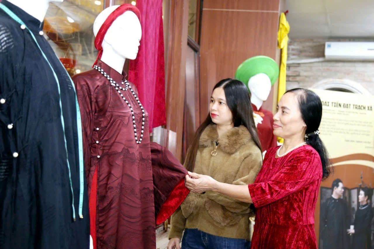 Tiếng thơm lan xa, thương hiệu áo dài làng Trạch Xá đã được nhiều người biết đến.  Tiếng thơm lan xa, thương hiệu áo dài làng Trạch Xá đã được nhiều người biết đến.