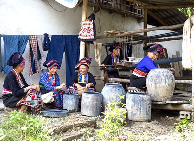 Nhuộm chàm, dệt vải là nghề truyền thống lâu đời của đồng bào dân tộc Lào bản Na Sang Nhuộm chàm, dệt vải là nghề truyền thống lâu đời của đồng bào dân tộc Lào bản Na Sang