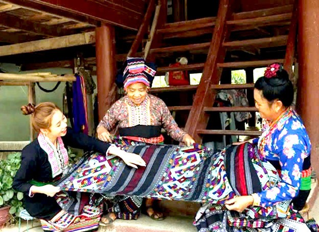 Nghề dệt có từ lâu đời, được duy trì và phát triển dưới mái hiên đồng bào dân tộc Lào Na Sang. Nghề dệt có từ lâu đời, được duy trì và phát triển dưới mái hiên đồng bào dân tộc Lào Na Sang.