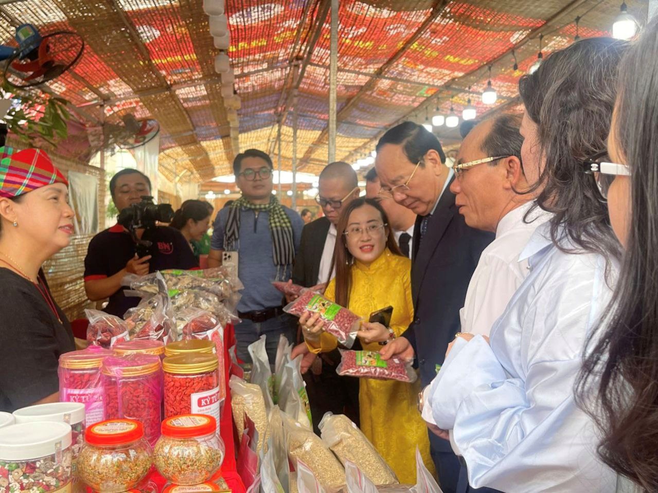 Đại diện đại biểu, lãnh đạo các cấp tham gia mua “mở hàng” cho các chủ thể Đại diện đại biểu, lãnh đạo các cấp tham gia mua “mở hàng” cho các chủ thể