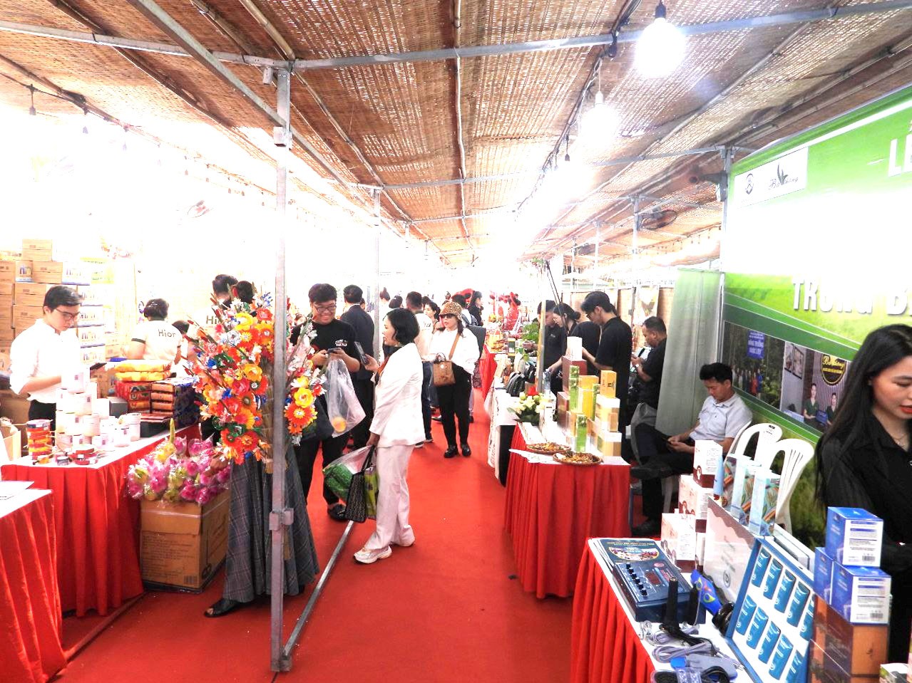 Một số sản phẩm đạt chứng nhận OCOP từ khắp các vùng miền được trưng bày tại chương trình. Một số sản phẩm đạt chứng nhận OCOP từ khắp các vùng miền được trưng bày tại chương trình.