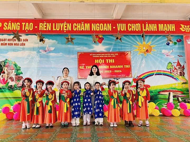 Cô Hậu và các trẻ trong Hội thi bé thông minh nhanh trí