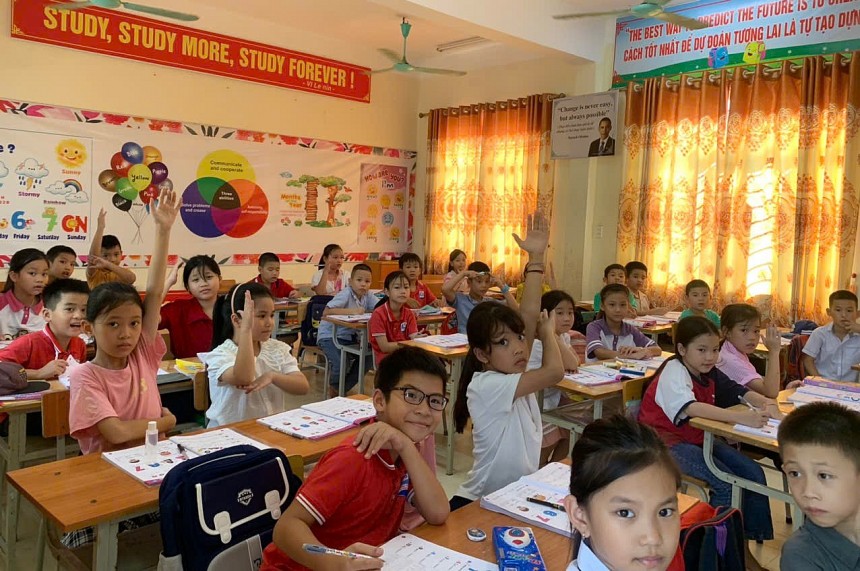 Học sinh sôi nổi trong giờ học Tiếng Anh  