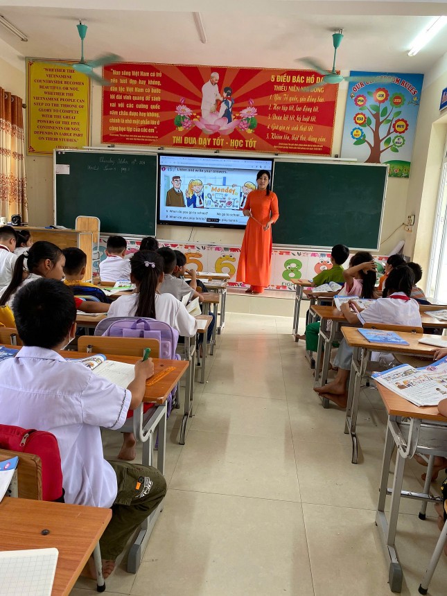 Học sinh sôi nổi trong giờ học Tiếng Anh  với màn hình tương tác thông minh