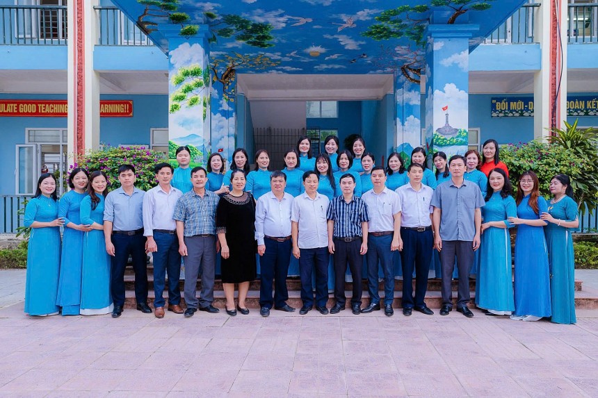 Tập thể cán bộ quản lý, giáo viên làm việc chụp ảnh cùng đoàn kiểm định chất lượng giáo dục và công nhận trường đạt chuẩn Quốc gia mức độ 2