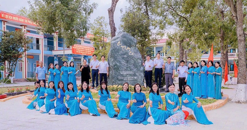 Tập thể cán bộ quản lý, giáo viên, công nhân viên chụp ảnh trong khuôn viên trường