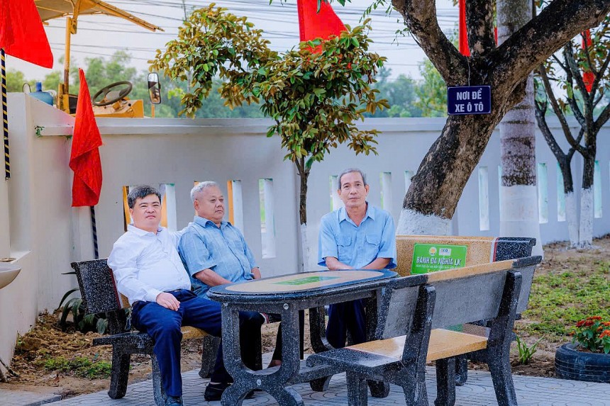 Doanh nghiệp bánh đa Ocop Nghia LX tặng ghế đá