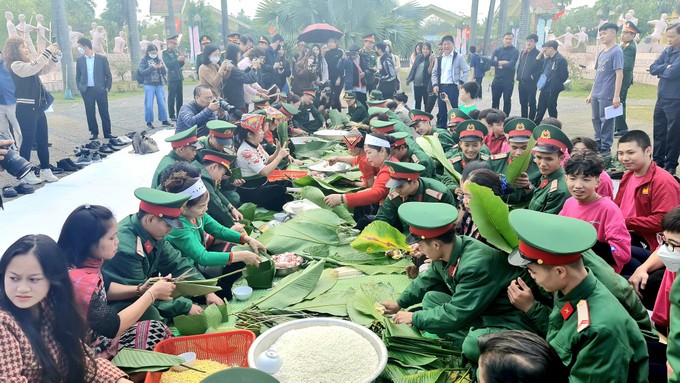 Gói bánh chưng tặng người nghèo ăn Tết Gói bánh chưng tặng người nghèo ăn Tết