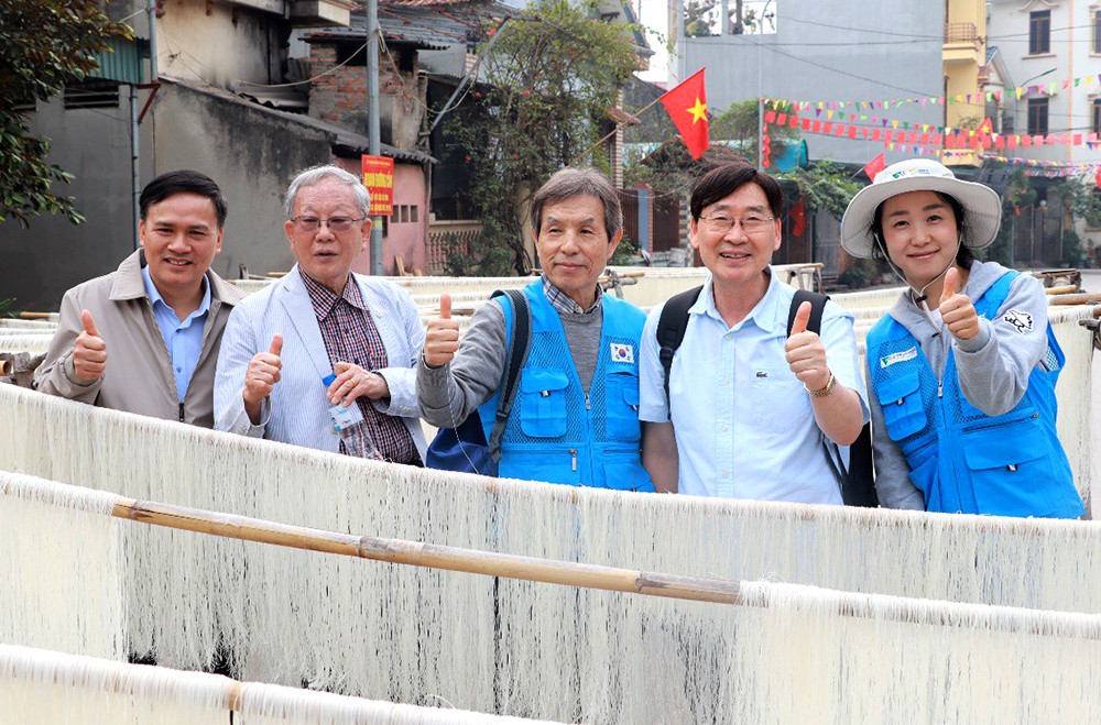 Du khách Hàn Quốc trải nghiệm tại làng nghề làm mỳ gạo xã Hùng Lô, thành phố Việt Trì. Du khách Hàn Quốc trải nghiệm tại làng nghề làm mỳ gạo xã Hùng Lô, thành phố Việt Trì.