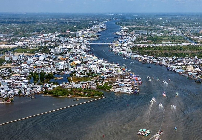 Cửa biển Sông Ðốc, nơi có hàng ngàn phương tiện đánh bắt, cung cấp nguồn nguyên liệu dồi dào cho các nhà máy chế biến thuỷ sản nói chung và làng nghề khô cá cơm nói riêng. Cửa biển Sông Ðốc, nơi có hàng ngàn phương tiện đánh bắt, cung cấp nguồn nguyên liệu dồi dào cho các nhà máy chế biến thuỷ sản nói chung và làng nghề khô cá cơm nói riêng.