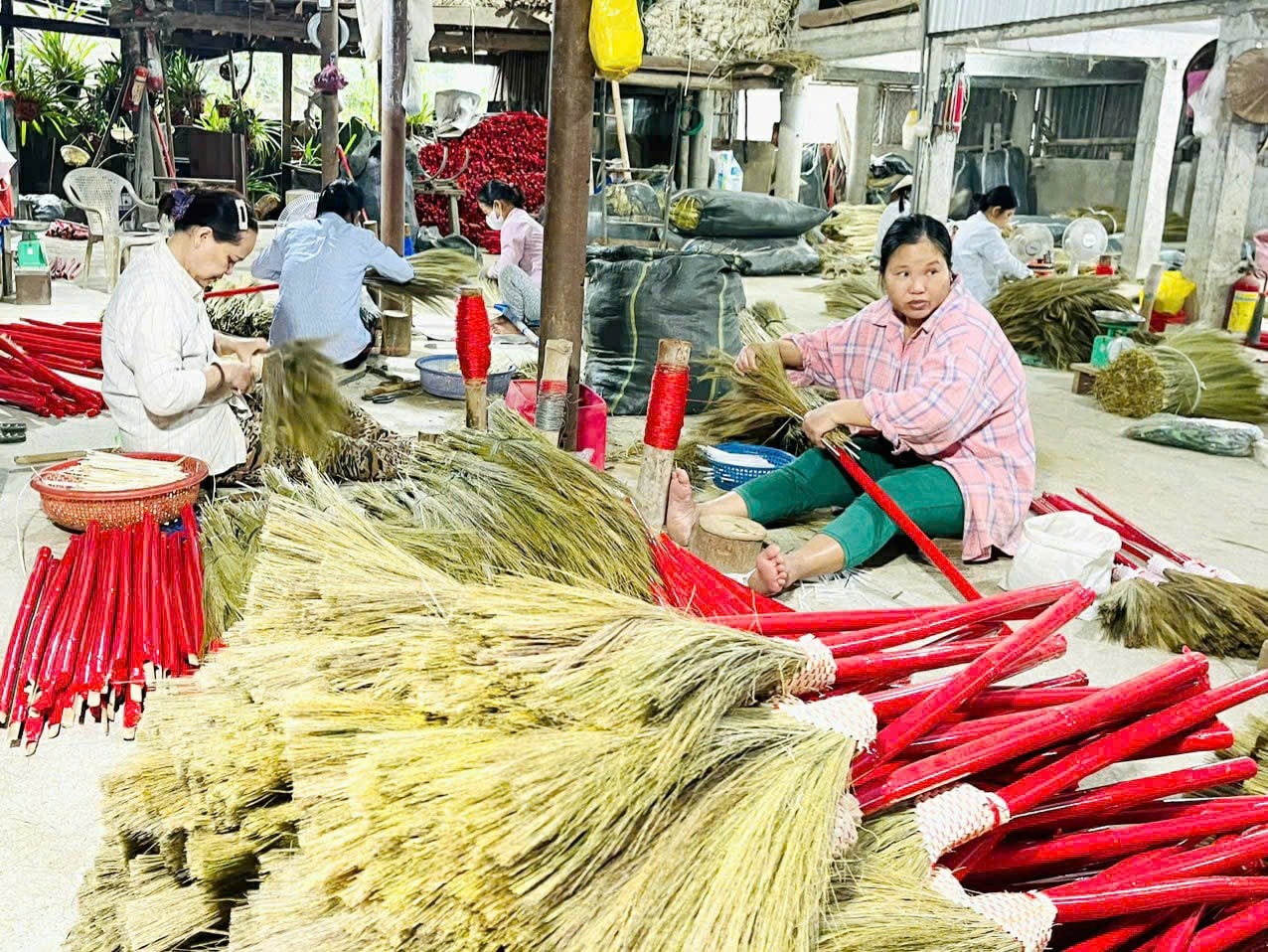 hiều hội viên phụ nữ ở Duy Xuyên được tư vấn, giới thiệu việc làm tại các cơ sở sản xuất chổi đót. Ảnh: H.N hiều hội viên phụ nữ ở Duy Xuyên được tư vấn, giới thiệu việc làm tại các cơ sở sản xuất chổi đót. Ảnh: H.N