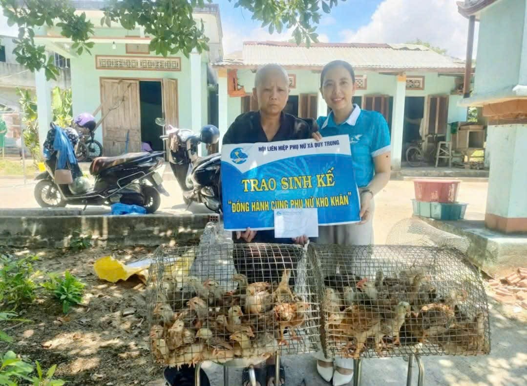 Trao tặng sinh kế cho hội viên phụ nữ có hoàn cảnh kinh tế khó khăn. Ảnh: H.N Trao tặng sinh kế cho hội viên phụ nữ có hoàn cảnh kinh tế khó khăn. Ảnh: H.N