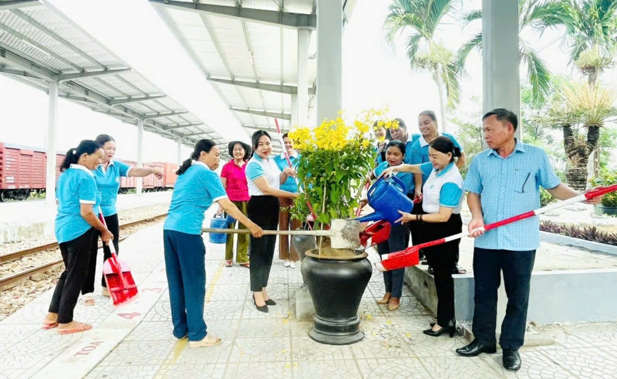 Hội LHPN huyện Duy Xuyên ra mắt mô hình đường tàu - đường hoa. Ảnh: H.N Hội LHPN huyện Duy Xuyên ra mắt mô hình đường tàu - đường hoa. Ảnh: H.N