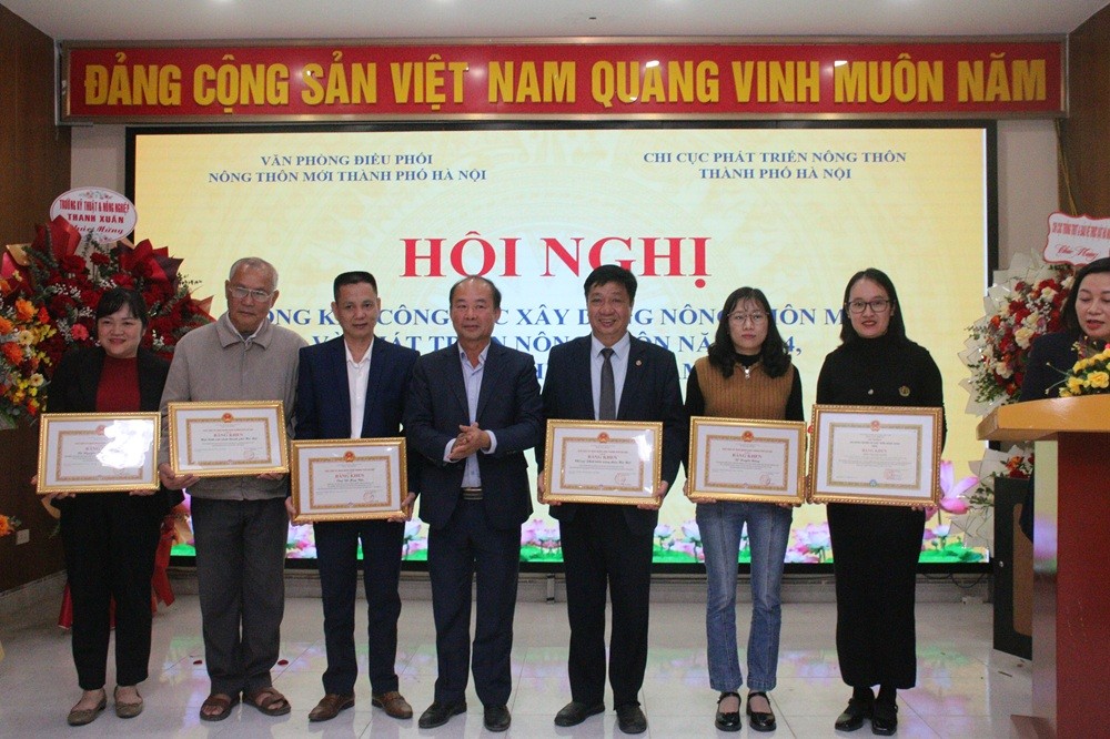 Xây dựng nông thôn mới và OCOP: Phấn đấu về đích trước hẹn Xây dựng nông thôn mới và OCOP: Phấn đấu về đích trước hẹn