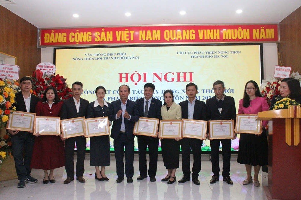 Phó Giám đốc Sở NN&PTNT Hà Nội Nguyễn Đình Hoa trao Bằng khen của Bộ NN&PTNT và UBND thành phố Hà Nội cho các tập thể, cá nhân có thành tích tiêu biểu thực hiện các phong trào thi đua.  Phó Giám đốc Sở NN&PTNT Hà Nội Nguyễn Đình Hoa trao Bằng khen của Bộ NN&PTNT và UBND thành phố Hà Nội cho các tập thể, cá nhân có thành tích tiêu biểu thực hiện các phong trào thi đua.
