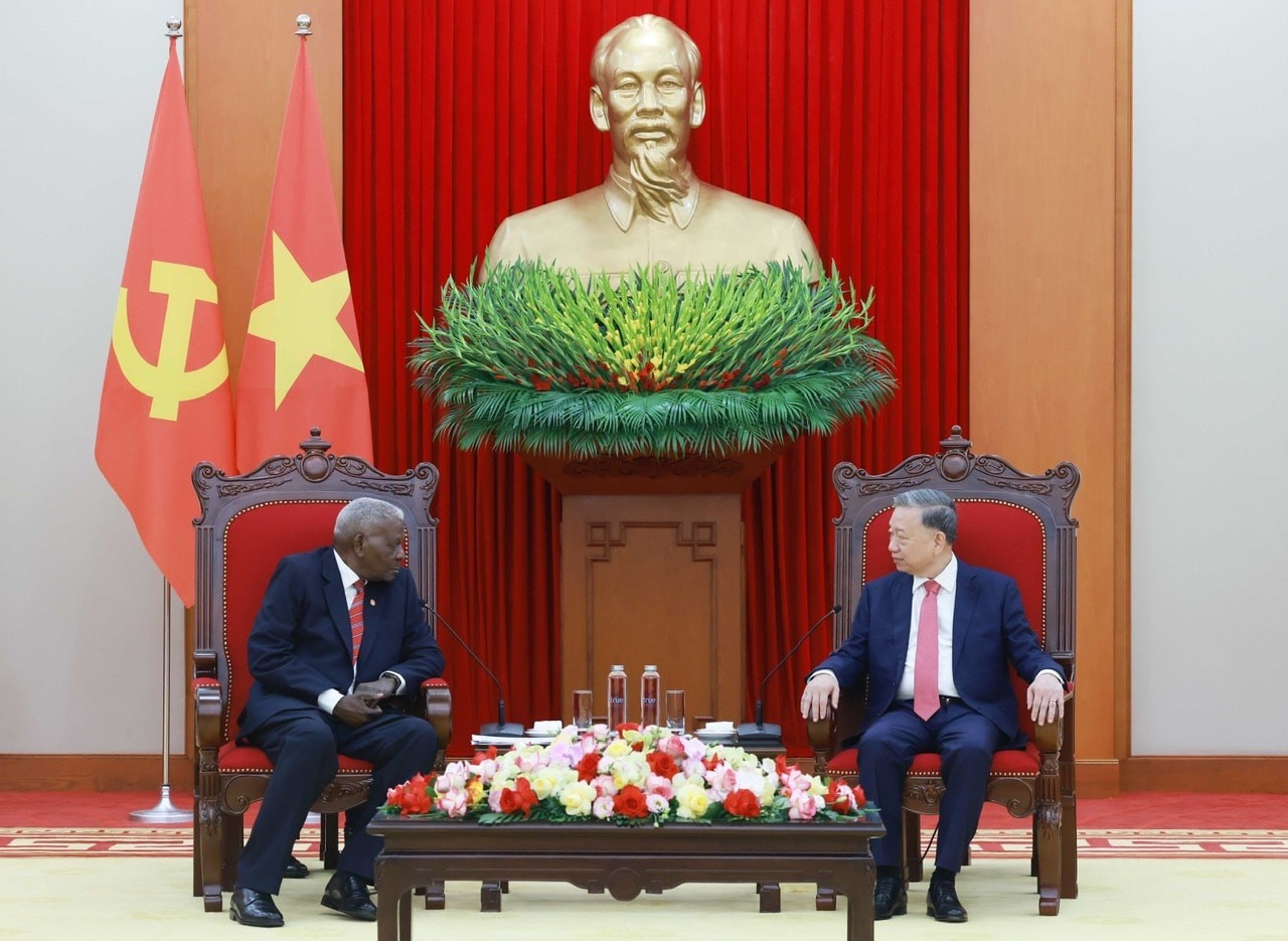 Triển lãm 300 hình ảnh, hiện vật về “Đảng ta thật là vĩ đại” và “Hội Xuân Ất Tỵ 2025” Triển lãm 300 hình ảnh, hiện vật về “Đảng ta thật là vĩ đại” và “Hội Xuân Ất Tỵ 2025”