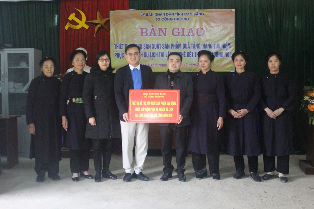 Lãnh đạo Sở Công thương và huyện Hà Quảng trao biển tượng trưng thiết bị hỗ trợ làng nghề dệt thổ cẩm cho xóm Luống Nọi. Lãnh đạo Sở Công thương và huyện Hà Quảng trao biển tượng trưng thiết bị hỗ trợ làng nghề dệt thổ cẩm cho xóm Luống Nọi.