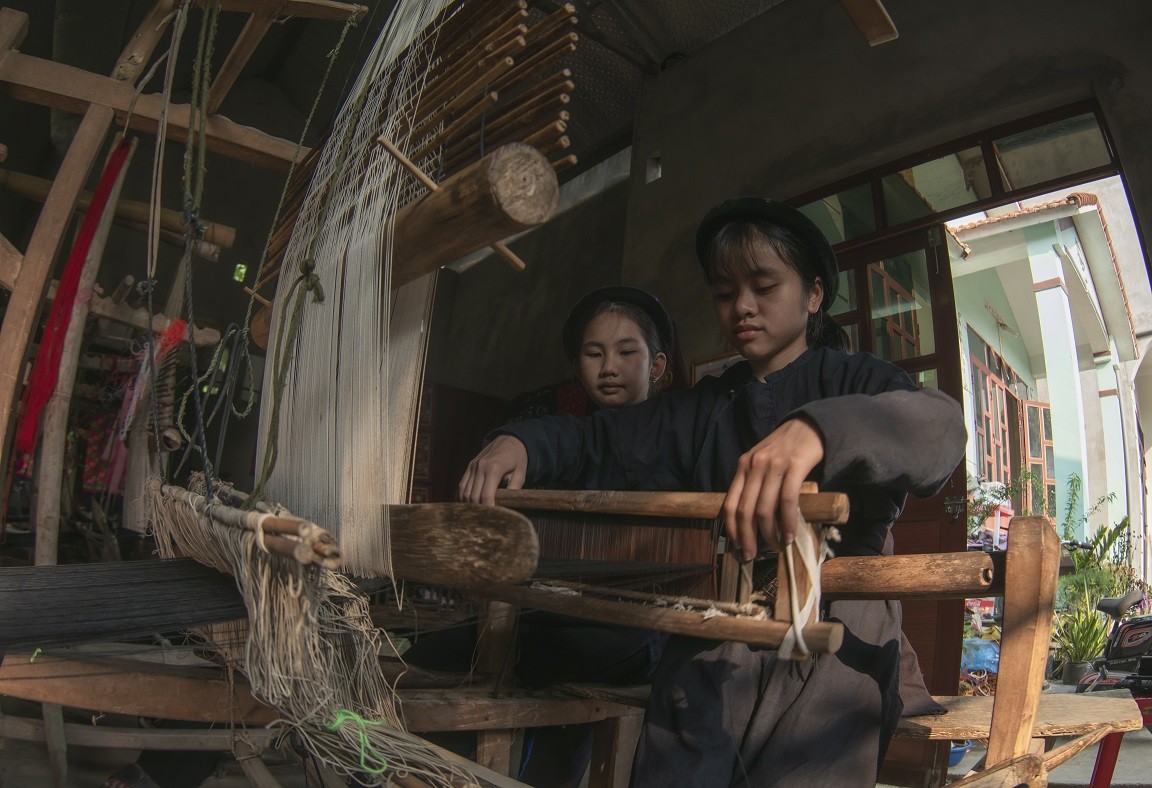 Cao Bằng: Trao thiết bị hỗ trợ làng nghề dệt thổ cẩm cho xóm Luống Nọi (Hà Quảng)