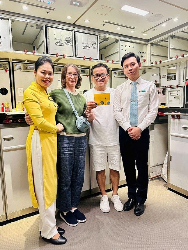 Người nhà nam hành khách chụp ảnh cùng bác sĩ và tiếp viên hàng không Người nhà nam hành khách chụp ảnh cùng bác sĩ và tiếp viên hàng không