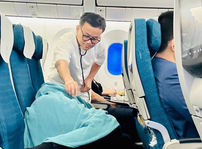 Cấp cứu thành công hành khách 62 tuổi trên chuyến bay Vietnam Airlines