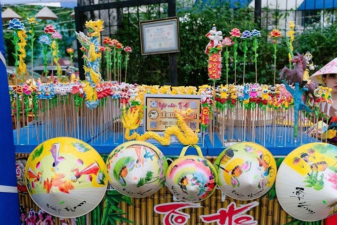 Gian hàng của nghệ nhân nặn tò he được trưng bày bắt mắt tại chương trình. Gian hàng của nghệ nhân nặn tò he được trưng bày bắt mắt tại chương trình.