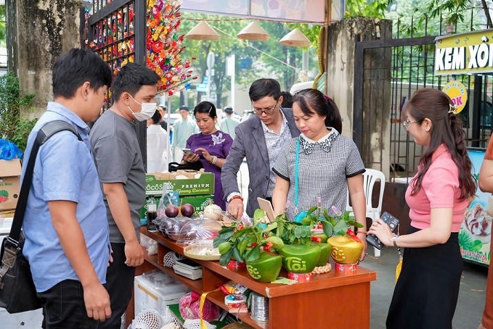 Người dân tham quan và mua sắm tại các gian hàng. Người dân tham quan và mua sắm tại các gian hàng.