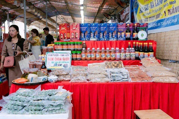 Các sản phẩm đặc trưng vùng miền được trưng bày đa dạng mẫu mã, số lượng Các sản phẩm đặc trưng vùng miền được trưng bày đa dạng mẫu mã, số lượng