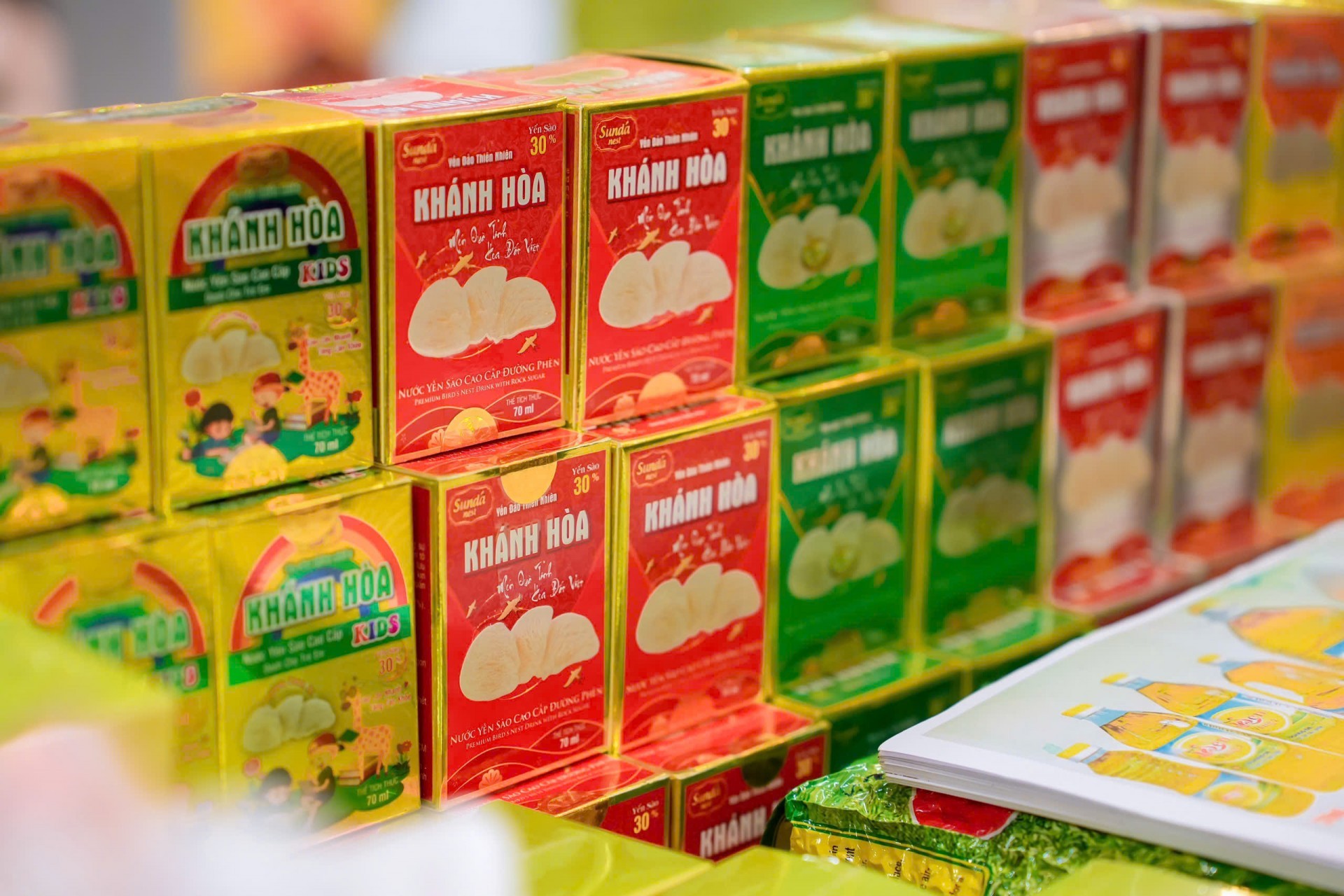 Các sản phẩm khác đến từ Nghệ An như hạnh nhân bơ muối, yến sào Khánh Hòa khiến nhiều người thích thú khi được thưởng thức và mua. Các sản phẩm khác đến từ Nghệ An như hạnh nhân bơ muối, yến sào Khánh Hòa khiến nhiều người thích thú khi được thưởng thức và mua.