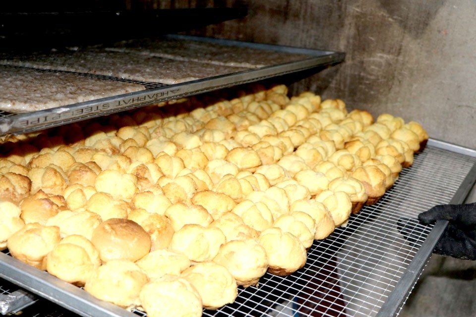 Bánh thuẫn sau khi đúc chín sẽ được sấy khô trước khi bán ra thị trường. Bánh thuẫn sau khi đúc chín sẽ được sấy khô trước khi bán ra thị trường.