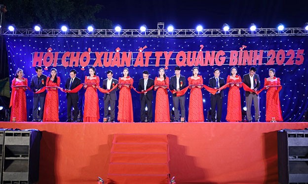 Cắt băng khai mạc hội chợ Xuân Ất Tỵ Quảng Bình 2025. Cắt băng khai mạc hội chợ Xuân Ất Tỵ Quảng Bình 2025.