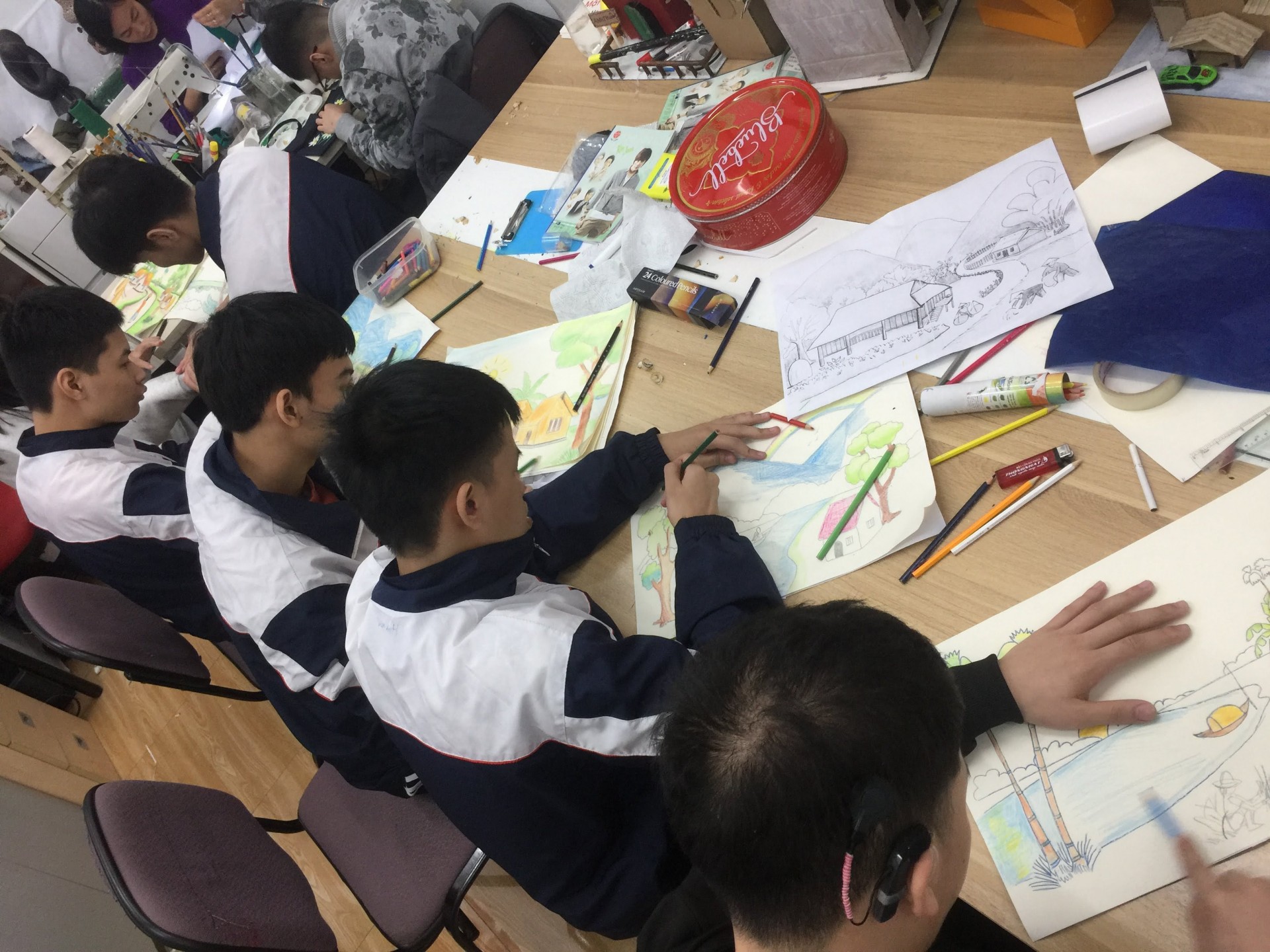 Bao lì xì Tết: Nghệ thuật từ những đôi tay đặc biệt  hóa thành sắc màu mùa xuân