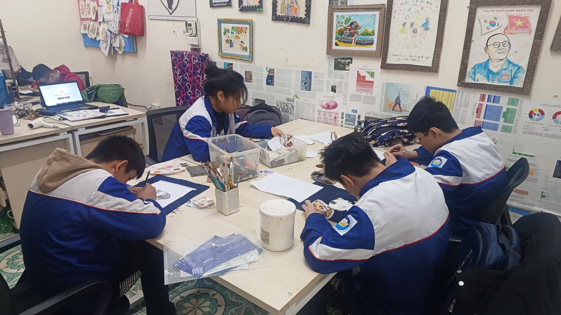 Bao lì xì Tết: Nghệ thuật từ những đôi tay đặc biệt  hóa thành sắc màu mùa xuân