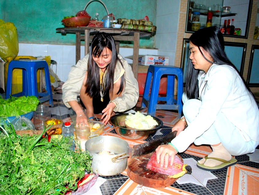 Hái rau dớn về nhà ăn Tết
