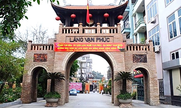 Làng lụa Vạn Phúc thuộc phường Vạn Phúc, quận Hà Đông,( Hà Nội) là làng nghề dệt lụa tơ tằm tiếng có từ ngàn năm trước. Làng lụa Vạn Phúc thuộc phường Vạn Phúc, quận Hà Đông,( Hà Nội) là làng nghề dệt lụa tơ tằm tiếng có từ ngàn năm trước.