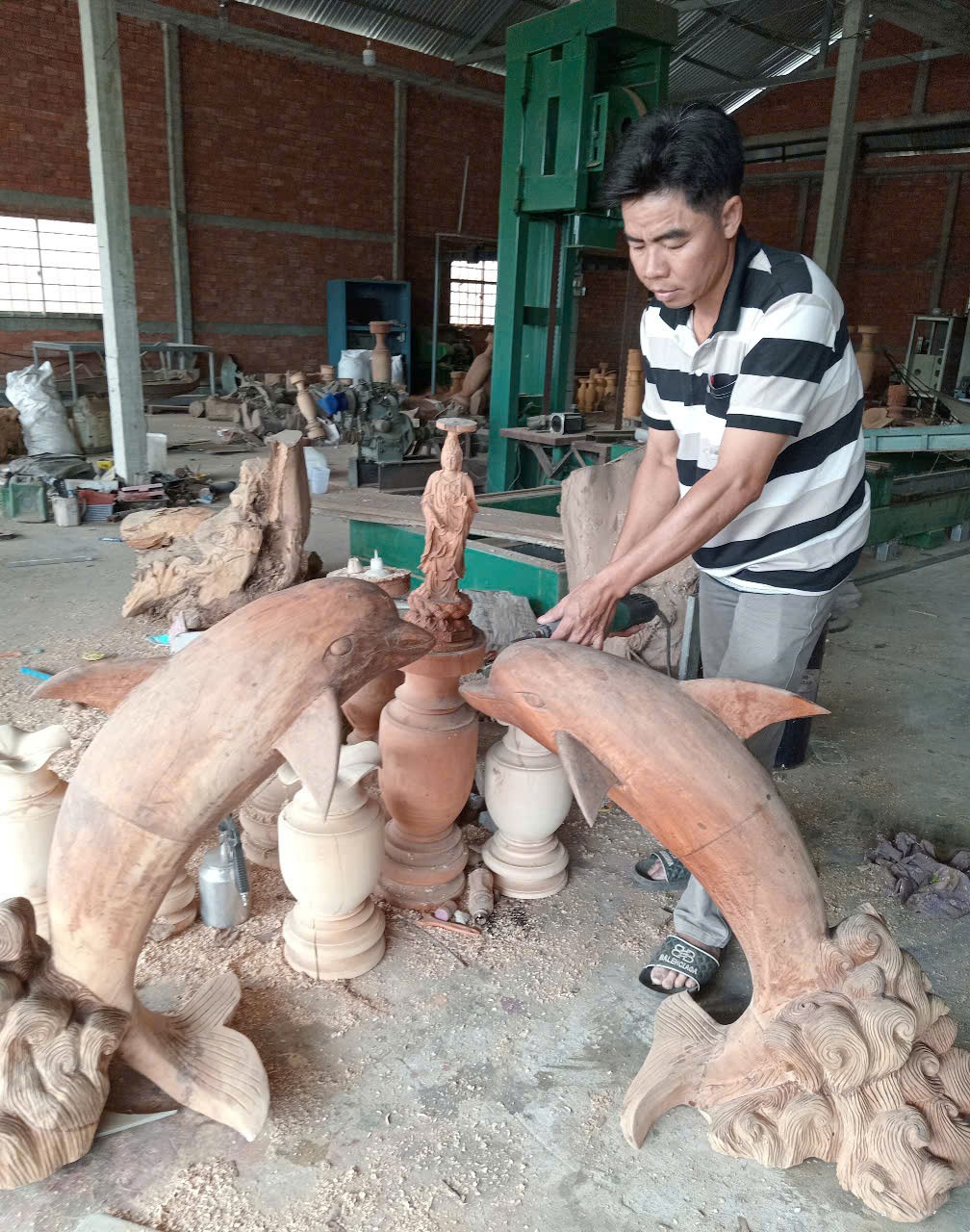 Để bắt kịp thị hiếu, anh Ngưng không ngừng nâng cao tay nghề để có thể tạo nên nhiều tác phẩm điêu khắc độc đáonhiều tác phẩm điêu khắc độc đáo Để bắt kịp thị hiếu, anh Ngưng không ngừng nâng cao tay nghề để có thể tạo nên nhiều tác phẩm điêu khắc độc đáonhiều tác phẩm điêu khắc độc đáo