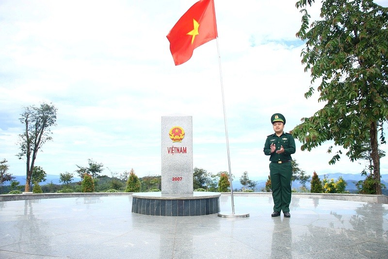 Đồng chí Phan Vũ Linh - Đội trưởng kiểm soát hành chính đồn biên phòng cửa khẩu quốc tế Bờ Y (Bộ đội Biên phòng tỉnh Kon Tum)