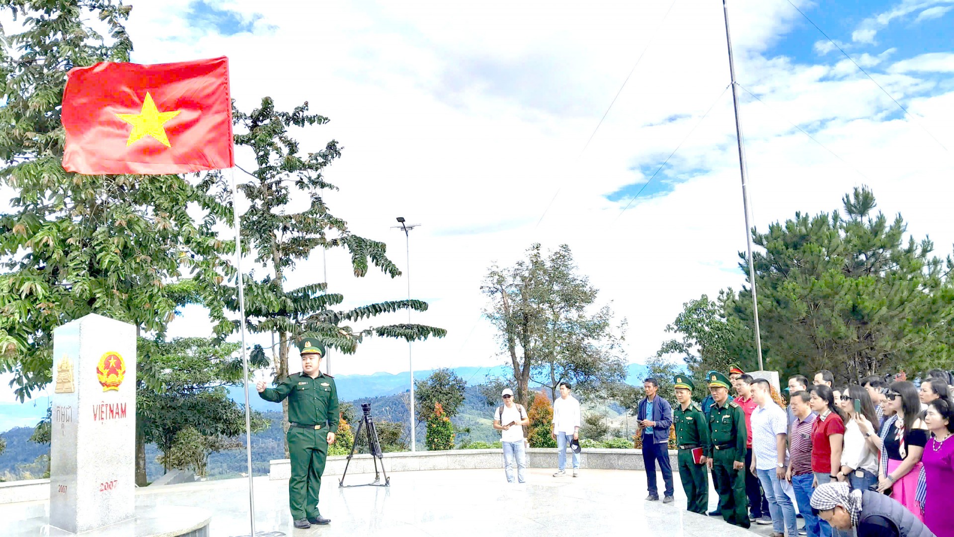 Không chỉ là nơi tuần tra, bảo vệ biên giới của lực lượng biên phòng ba nước, cột mốc còn là địa điểm diễn ra nhiều hoạt động giao lưu, tạo cơ hội cho người dân gặp gỡ, hiểu biết lẫn nhau